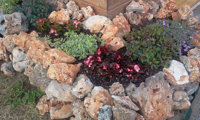 Aiuola con rocce calcaree ornamentali